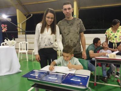 Noite de AutÃ³grafos dos alunos do Jardim 2 da Escola AluÃ­sio Maier foi um verdadeiro sucesso